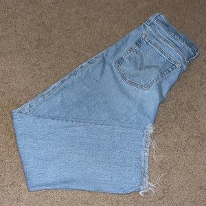 Levi’s W: 15 inches L:36 1/2 inches